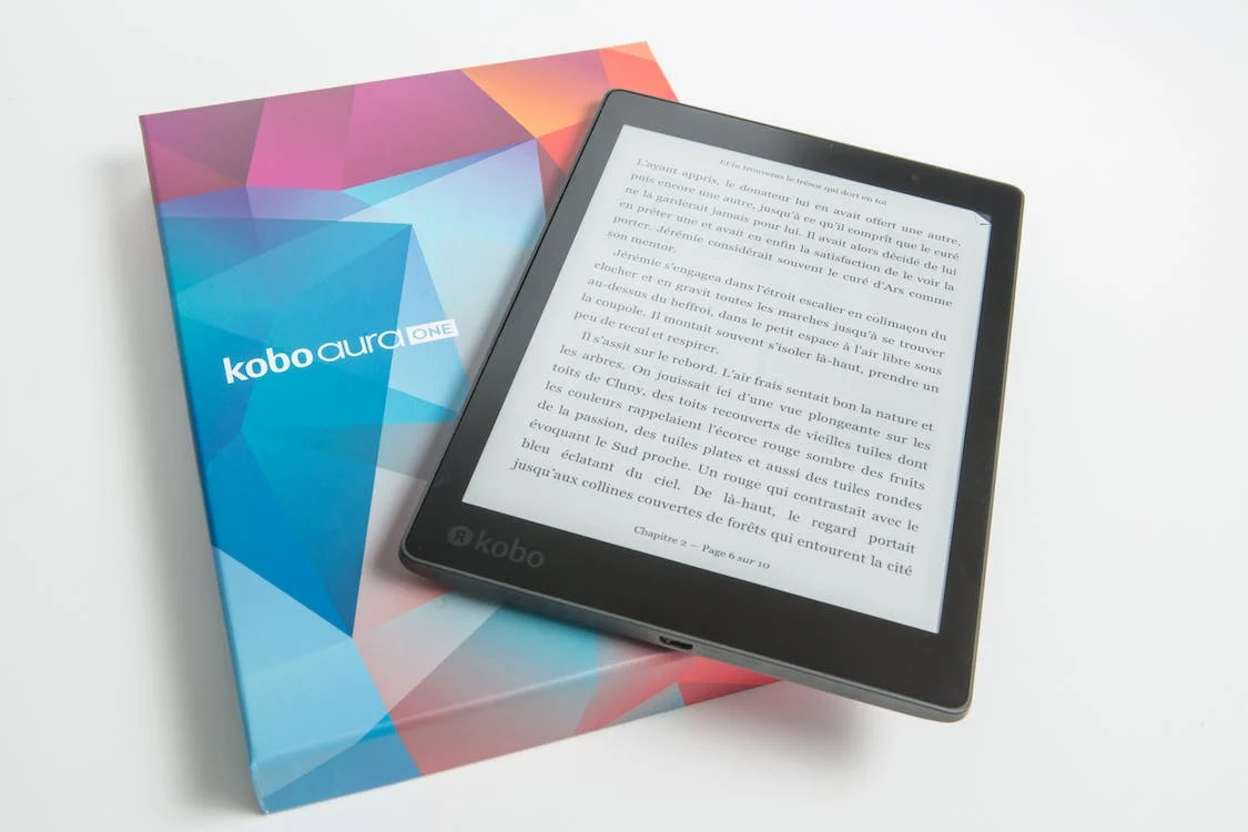 Ein E-book ist handlich und kompakt, sodass sich dieses nahezu in jeder Tasche unterbringen lässt.