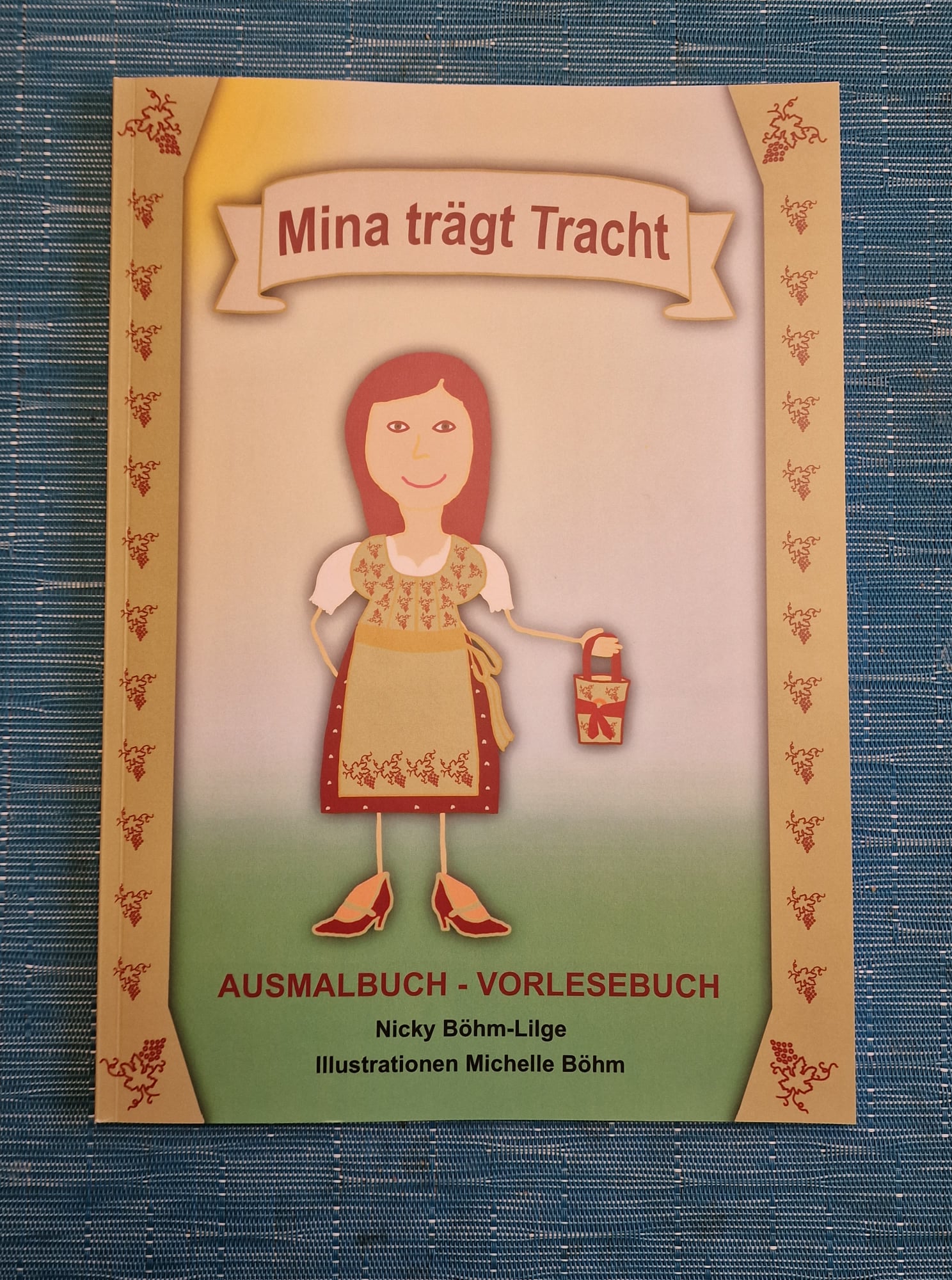 Mina trägt Tracht von Nicky Böhm-Lilge und Michelle Böhm ist ein Beschäftigungsbuch fürt Kinder zwischen sechs und zwölf Jahren.