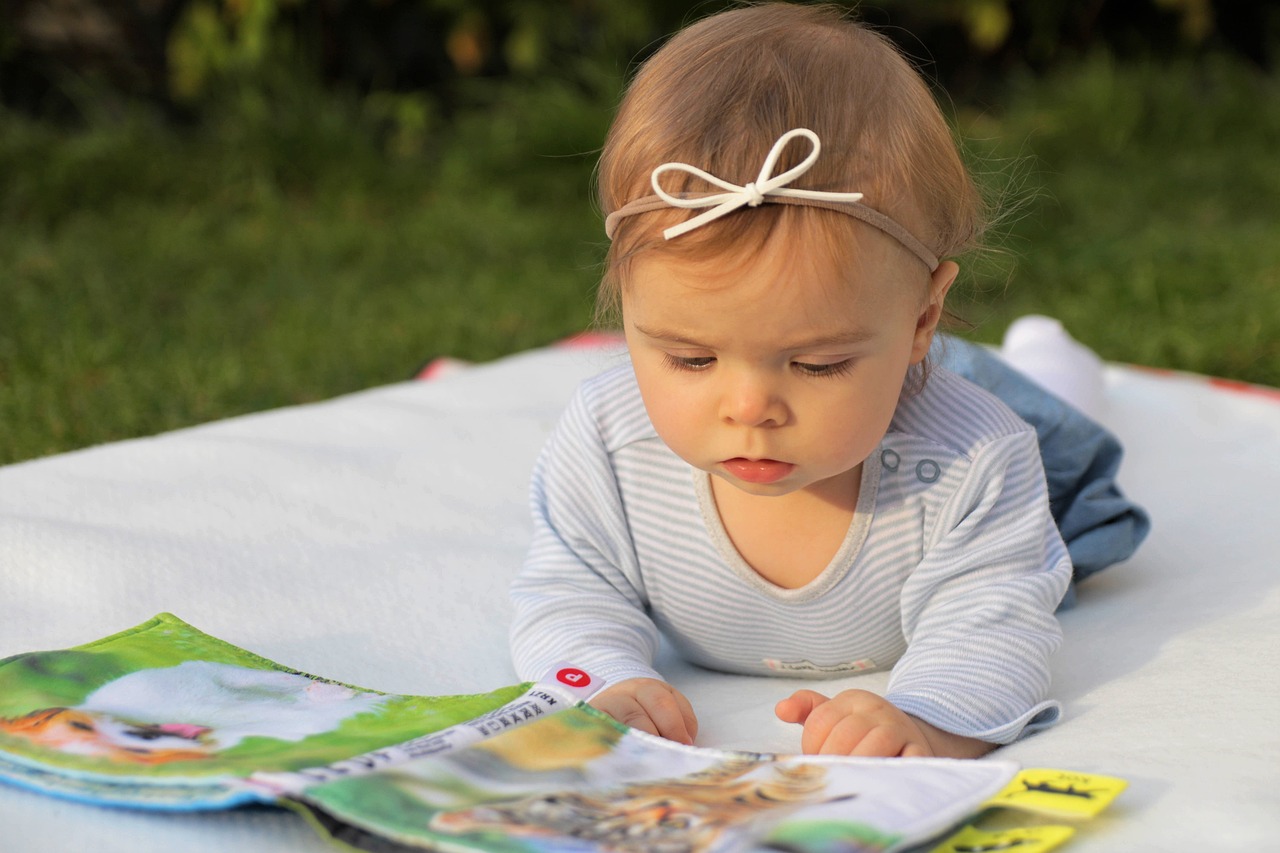 Erste Bilderbücher kommen bereits ab einem Alter von zwölf Monaten infrage.