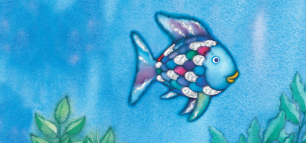 Der Regenbogenfisch schwimmt